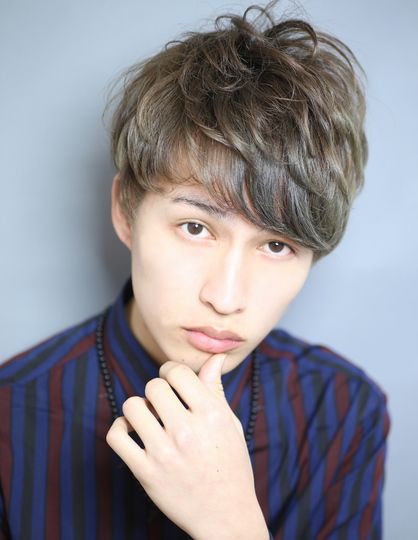 人気のツーブロックヘア カラーはメンズにも人気のあるスモーキーマットアッシュで Afloat Ruvuaのメンズヘアスタイル メンズ ヘアスタイル 男性の髪 ヘアカラー 人気のツーブロックヘア カラーはメンズにも人気のあるスモーキーマットアッシュで Afloat Ruvuaのメンズヘアスタイル メンズ ヘアスタイル 男性の髪 ヘアカラー