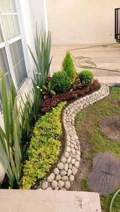 With simple front yard landscaping, you’ll be able to easily express yourself and your place in a fun way. You may not think about it, however, if you wish to create a warm and welcoming impression the front yard of your home is the place you should begin. If you imagine your house as it is right now, would you feel comfy to walk up to the door and ring the bell if you were a stranger? Cheap Landscaping Ideas, Rock Garden Landscaping, Gravel Garden, Backyard Garden, Backyard Ideas, Landscaping Design, Patio Ideas, Raised Garden, Garden Path
