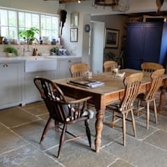 umbrian limestone in country kitchen country style kitchen by floors of stone ltd country homify in 2020 country style kitchen country kitchen stone flooring