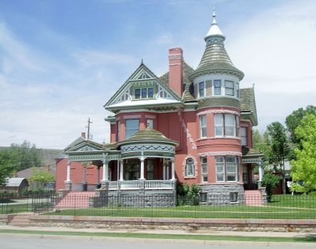 Grand Victorian House... (42 pieces) | Victorian homes, Storybook ...