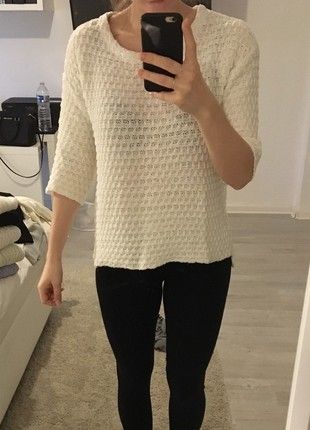 weißer Pulli mit schwarzen Ärmeln weißer Pulli mit schwarzen Ärmeln