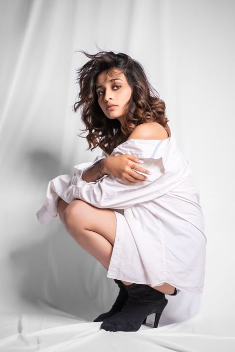 Oversized white shirt photoshoot hotsell