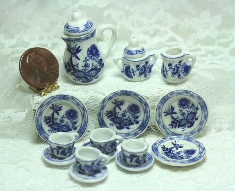 Dollhouse Miniature Set of 4 Blue /& White Ceramic Flower Pots with Saucers