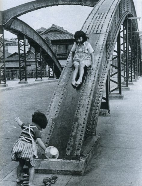 明治 大正 昭和の写真 Polipofawysu さん Twitter 1952年 昭和27年 当時の都内は公園が少なく 子供たちの主な遊び場 は路地や空き地でした また 橋がある場所ではこういう風になかなかハードな遊びもやっていたようです 1枚目は中央区の永代橋 永代 公園 明治 大正 昭和の写真 Polipofawysu さん Twitter 1952年 昭和27年 当時の都内は公園が少なく 子供たちの主な遊び場 は路地や空き地でした また 橋がある場所ではこういう風になかなかハードな遊びもやっていたようです 1枚目は中央区の永代橋 永代 公園