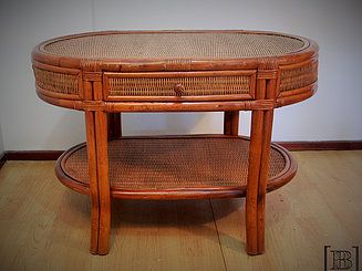 Mesa auxiliar ratán Medidas(cm) 90 x 60 x 60 h [ Alquiler de Mesa redonda acrílico amarillo y tapa de vidrio. Medidas (cm