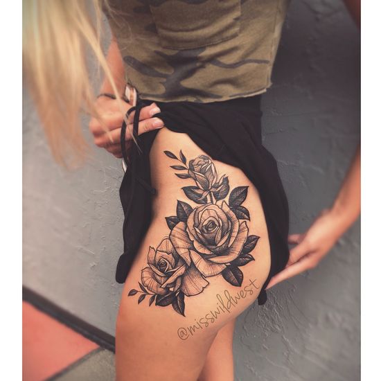 Ver videos de sexo de dezenhos Ft de tatuagem na bunda