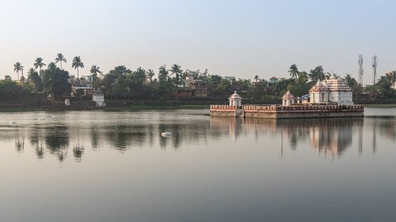 Brahma Temple and Bindu Sagar Tank – Bhubaneswar – Kevin Standage