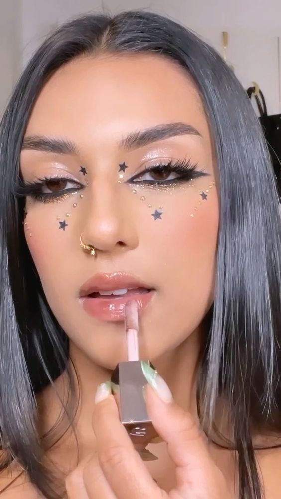ROWI SINGH⚡️🌻 on Instagram: "STARGAZING ⭐️✨ @hourglasscosmetics voyeur gel liner (one of the best gel liners I’ve ever used) @isabelle.de.vries.beauty half lashes…"