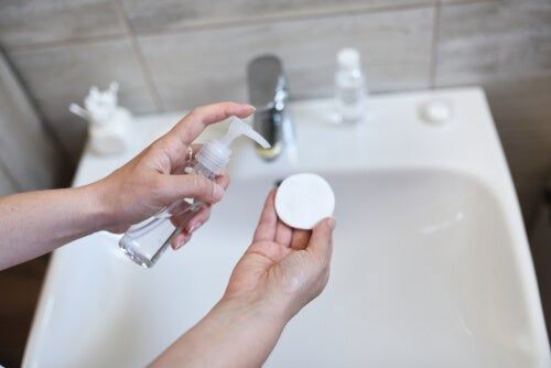 Cómo Hacer Agua Micelar En Casa Mejor Con Salud Agua Micelar Beneficios Del Agua Recetas De Belleza Natural