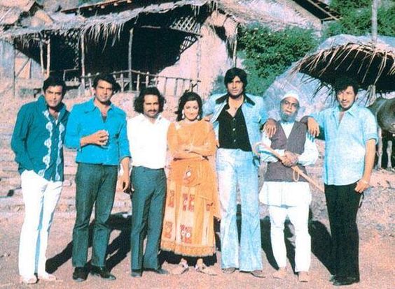 Rate the movie here ► http://clapsnslaps.com/movies/view/Sholay_3D