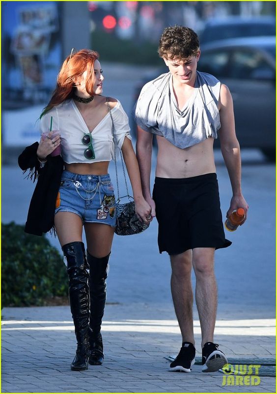 Bella Thorne Charlie Puth kiss držať za ruky pláž 05
