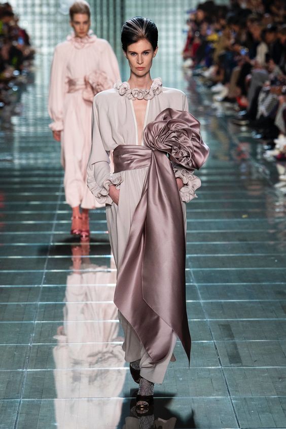 Marc Jacobs Spring 2019 Ready-to-Wear Fashion Show Collection: See the complete Marc Jacobs Spring 2019 Ready-to-Wear collection. Look 53