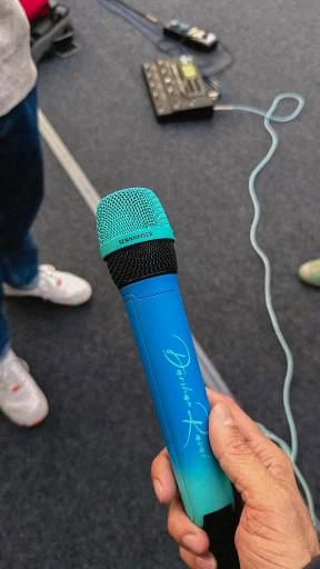 Darshan Raval name mic
