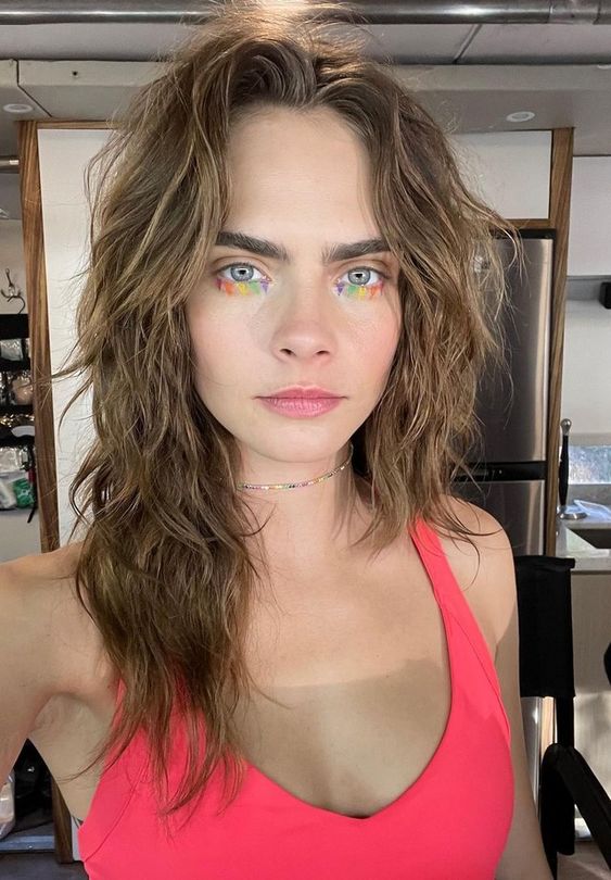 O novo cabelo de Cara Delevingne é o meio termo perfeito entre o loiro e o moreno