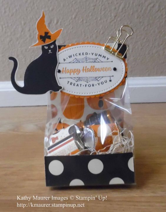 Halloween Treat Bag made with Stampin' Up!'s Spooky Cat Stamp Set and Cat Punch. For details, go to my Wednesday, September 20, 2017 blog at http://www.stampinup.net/blog/2130686/entry/spooky_cat_treat_bag