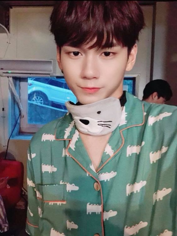 Ong Seongwu NY selfie â¨