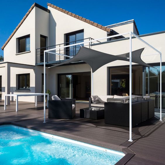 Placez sur votre structure métallique existante une voile d\'ombrage pour protéger votre salon de jardin des rayons du soleil ou des petites intempéries. 🍃☀️ Cette toile tendue easy sail est équipée de pinces autobloquantes et d\'une corde pour chaque pointe et de clams de mise en tension.