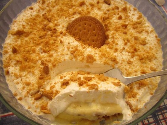 Ingredientes: 1 pacote de bolachas tipo Maria; 1 lata de leite condensado 397 gramas; 250 ml de leite; 6 gemas; 100 ml de café; 2 Pacotes de natas de 200 ml cada. Modo