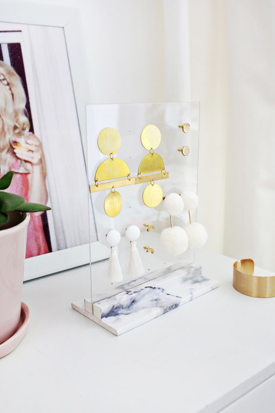 Acrylic earring holder DIY