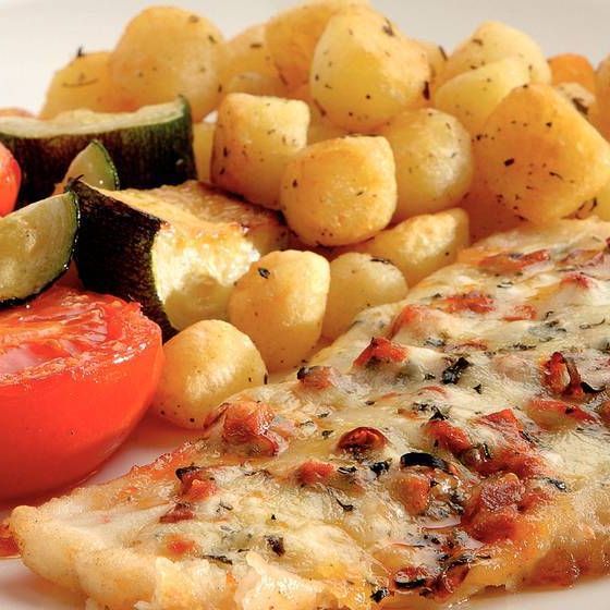 morina ve domates ve firindan elde edilen kabak yemeke receita pimentas abobrinha bacalhau