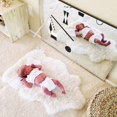 Montessori infant bedroom. Change baby's position so that both right and left eyes get stimulated.