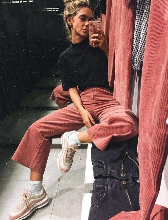 Rien de tel qu'une paire de runnings funky pour twister un pantalon en velours !