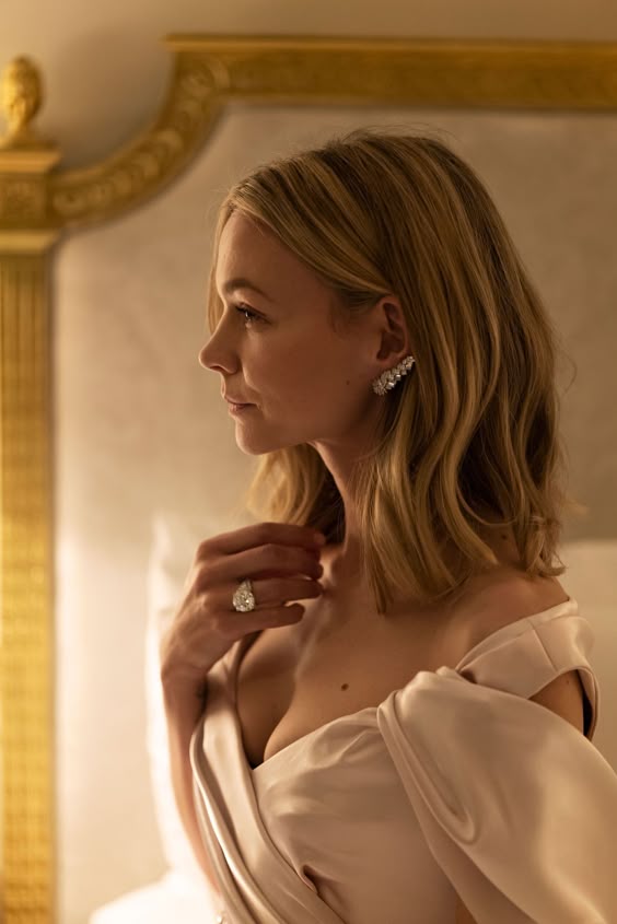 Carey Mulligan Opts for Art Deco Jewels at the Golden Globes