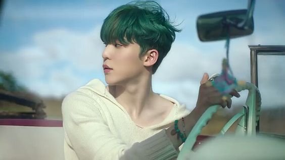idol kpop rambut hijau yunho