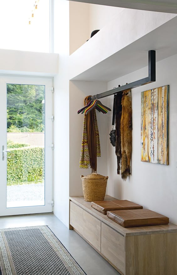 Short perpendicular rails for coats with bench storage under and - wohnideen small corridor Short perpendicular rails for coats with bench storage under and - wohnideen small corridor