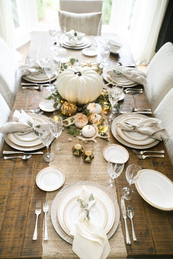 This is an amazing Thanksgiving tablescape that you can totally create on a budget using things you have around the house.