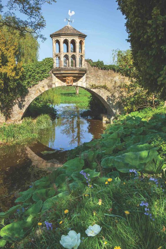 English Garden Follies: Enchanting and Enduring