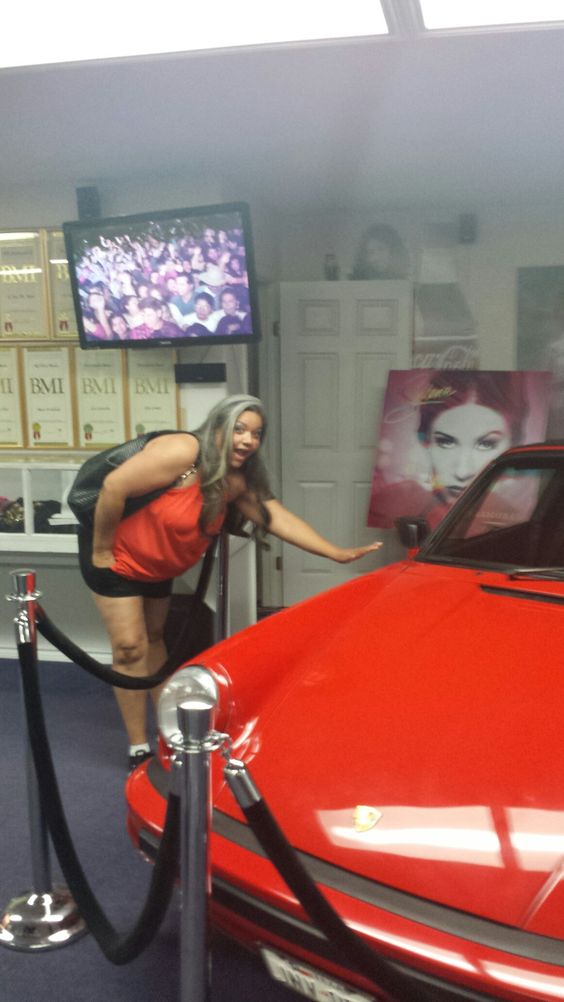 Selena\'s car, can I touch? No, no, no!