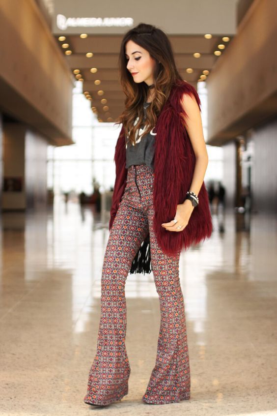 Colete + camiseta + calça flare+ tamanco/sandália boho