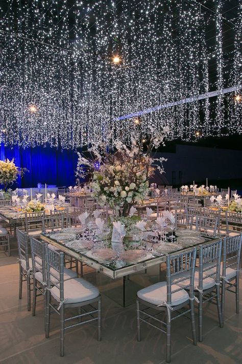 luces colgando en una mesa de boda realizadas por banquetes Ángel Peralta