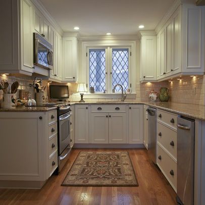 Traditional Kitchen inspiration including this small u-shaped classic kitchen with wood floors and white cabinets. #smallkitchen #kitchendesign #ushape #traditional