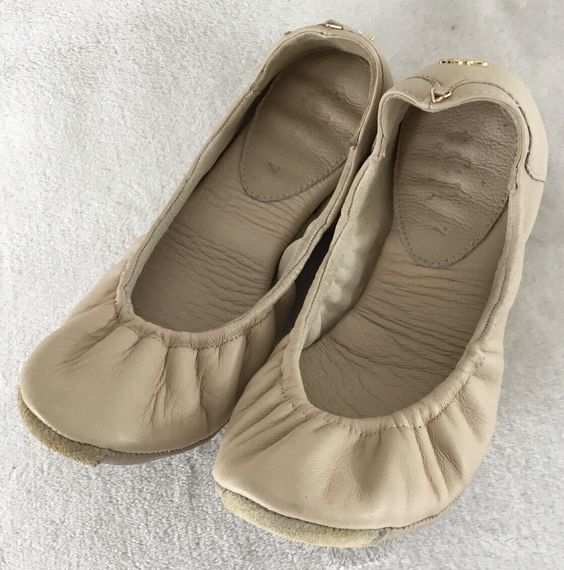T and N by Sagar Women’s Ecru Leather Ballet Flats Women’s Size: 6-6.5 (marked 7 but these run small). Excellent ‘Near Mint’ Condition! These truly classic flats will tie in effortlessly into your everyday style. Made of 100% leather, these flats add a touch of sophistication to your wardrobe. Go on, have the world at your feet! (#3400-4)-437/454/Box5-