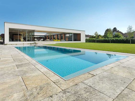 Pool mit Überlaufkante und flacher Überdachung in einem modernem - poolanlagen im garten Pool mit Überlaufkante und flacher Überdachung in einem modernem - poolanlagen im garten