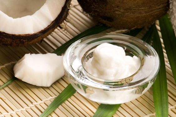 Cómo desmaquillarse con aceite de coco. Para reparar el cabello dañado, hidratar la piel, prevenir el envejecimiento, reducir estrÃas..., estas son algunos de los usos cosméticos más populares del aceite de coco, pero no los únicos. Y es qu...
