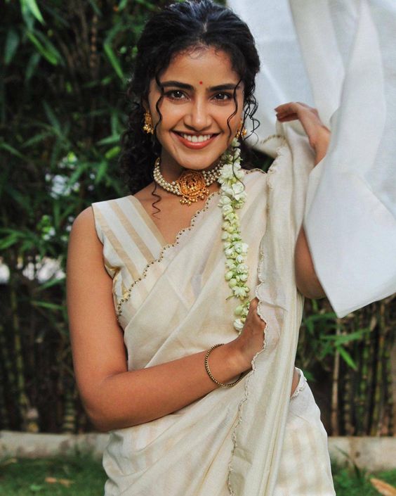 anupama parameswaran in ivory saree by jugalbandhi for onam22 1