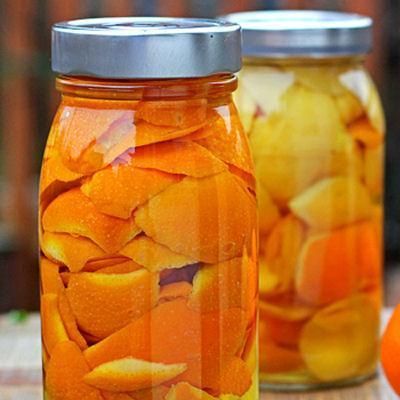 Como fazer óleo essencial de laranja. O óleo essencial de laranja é obtido da pele desta deliciosa fruta cÃtrica e é um dos mais usados em aromaterapia,devido à s magnÃficas propriedades que oferece para nosso organismo e bem-estar em gera...