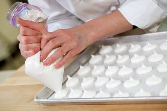 Icing? Meringues? No need to go out and buy a pastry bag this season, with our simple trick you'll be piping like a pro.