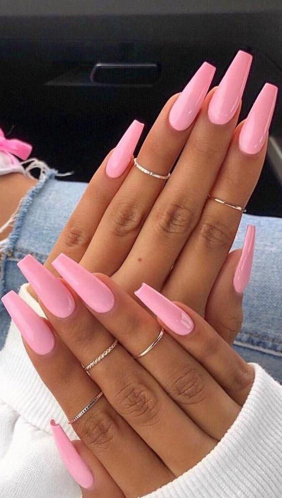 Unha comprida com design bailarina, lindo esmalte rosa chiclete. Clique e confira onde comprar esmaltes nos melhores preços #parceria #clooset #belezanaweb #unhas #naildesign #unhasperfeitas #unhaslindas #longnails