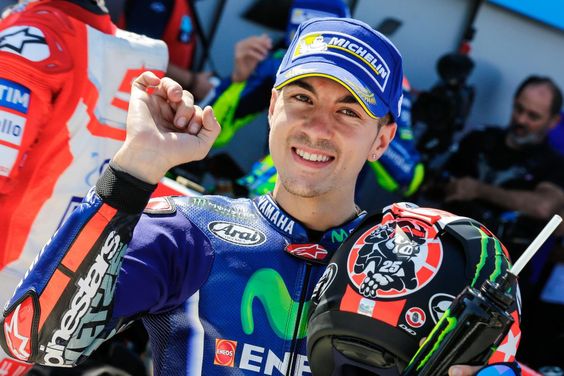 ส่อง 20+ ภาพ ขวัญใจแม่ยกชาวบรีรัมย์ มาเวริค บีญาเลส นักบิดโมโตจีพีทีม Movistar Yamaha