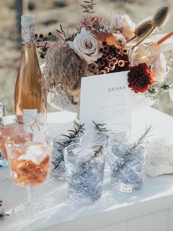 How to Choose Your Signature Wedding Cocktail #cocktail #signaturecocktail #weddingdrinks #drinks #sendit