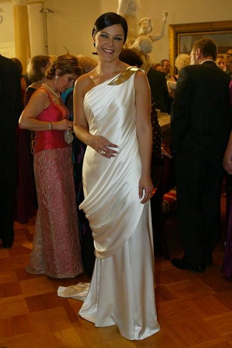 Linnan juhlat v.2003 Marja Tiura, asu Ritva-Liisa Pohjalainen