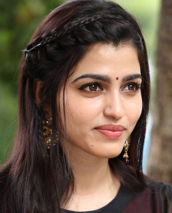 Glamorous Indian Girl Actress Sai Dhanshika Oily Face Closeup Smiling Photos