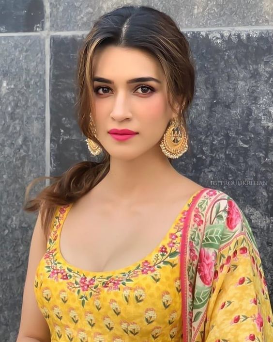Beauty Queen Kriti Sanon 💕💛💕