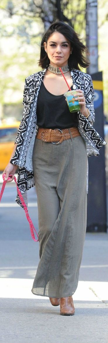 Linen trousers can be difficult to style but Vanessa has matched it perfectly with this thick waist belt.