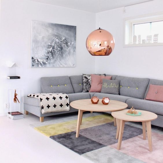 Gosto de ambientes neutros na decoração, pois eles são o cenário perfeito pra qualquer complemento colorido/alegre/divertido num quarto, sala ou onde for. Se você curte um ambiente predominantemente branco ou bege, já pensou no… cinza? Sem querer associar, mas já associando: 50 tons de cinza para todos os gostos!