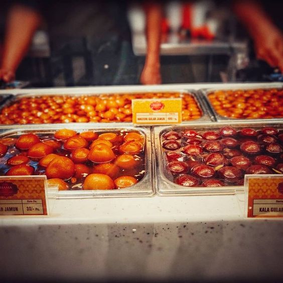 Jhama has been around for nearly 70 years and is famous for its gulab jamun.They also have a vast selection of crunchy savoury snacks and milk sweets such as samosa chaat, sev burfi, and gajar ka halwa. Around the Sindhi New Year aka Cheti Chand in March/April, Jhama offers sinfully deep fried Sindhi snacks every Sunday.King of Indian Sweets. You cannot afford to miss Gulab Jamun. #staunchtravelerofficial #sweets #mumbai #foodblogger #chembur